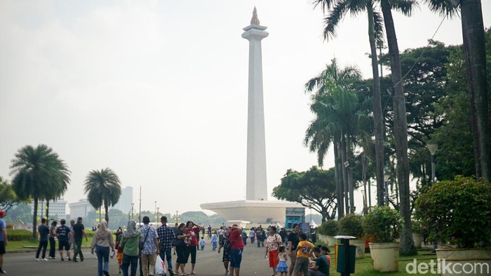 Akhir pekan setelah Lebaran dimanfaatkan warga untuk berwisata ke Monas, menikmati suasana santai di ruang terbuka ibu kota.