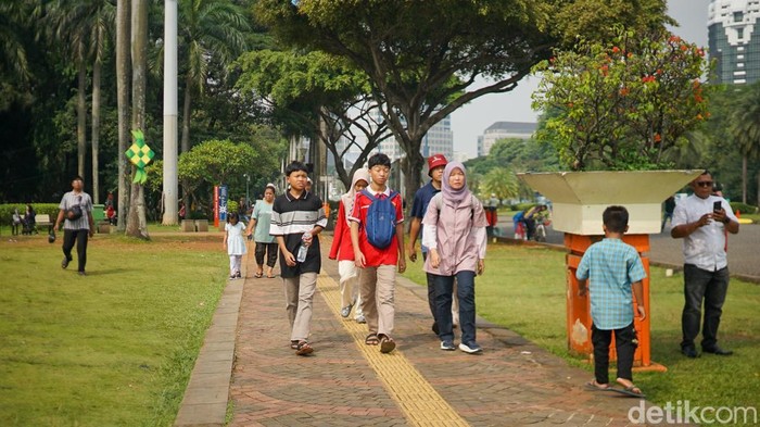 Akhir pekan setelah Lebaran dimanfaatkan warga untuk berwisata ke Monas, menikmati suasana santai di ruang terbuka ibu kota.