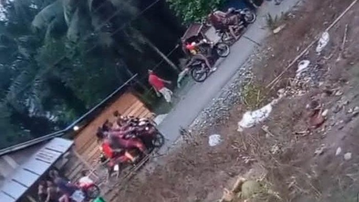 Dua pria berinisial HW (27) dan A (26) di Morowali, Sulawesi Tengah (Sulteng) diamankan warga usai diduga mencuri buah kelapa sawit.