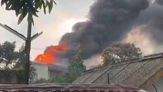 Pabrik Terpal di Bogor Terbakar Hebat, Asap Tebal Membumbung Tinggi