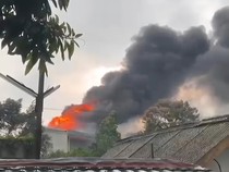 Pabrik Terpal di Bogor Terbakar Hebat, Asap Tebal Membumbung Tinggi