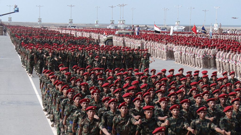 Pasukan Houthi menggelar apel siaga penuh dengan kendaraan patroli untuk solidaritas dengan Iran, seiring berlanjutnya konflik AS-Israel dengan Iran, di Sanaa, Yaman, Sabtu (28/3/2026). (REUTERS/Khaled Abdullah)