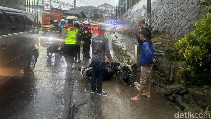 Pemotor di Cianjur hanyut terbawa arus