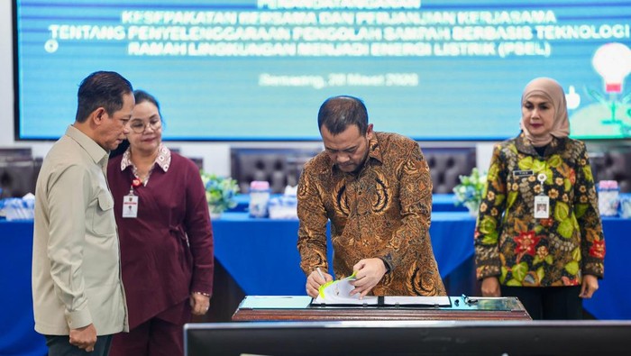 Penandatanganan Kesepakatan Bersama tentang pengelenggaraan pengolahan sampah berbasis teknologi ramah lingkungan menjadi energi listrik oleh Pemprov Jateng, Pemkot Semarang, dan Pemkab Kendal di Kantor Gubernur Jateng, Sabtu (28/3/2026).