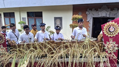 Penabuh gamelan baleganjur mengiringi perarakan misa Minggu Palma di Gereja Tritunggal Mahakudus, Tuka, Dalung, Badung, Bali, Minggu (29/3/2026). (Foto: Fabiola Dianira/detikBali)