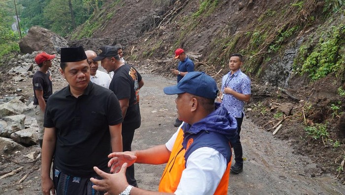Penampakan longsor di jalan Darmawulan- Tempur tepatnya Desa Damarwulan Kecamatan Keling, Jepara, Minggu (29/3/2026).