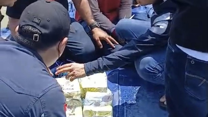 Penangkapan kurir narkoba di perairan Asahan.