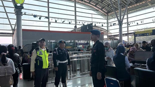 Personel Brimob Polda Metro Jaya lakukan pengamanan di Stasiun Bekasi (dok. Istimewa)