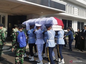 Jenazah Mantan Menhan Juwono Sudarsono Disemayamkan di Gedung Kemhan