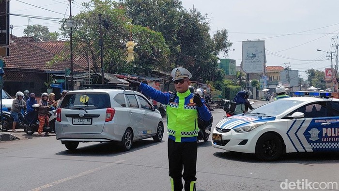 Petugas tengah mengatur lalu lintas di jalur wisata Garut