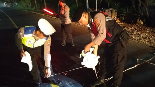 Polisi melakukan olah TKP kecelakaan maut di jalur Singaraja-Gilimanuk, wilayah Banjar Dinas Tegal Sari, Desa Sumberkima, Kecamatan Gerokgak, Buleleng, Bali. (Foto: Dok. Polres Buleleng)