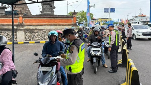 Polisi memeriksa warga yang masuk Bali melalui Pelabuhan Gilimanuk, Jembrana, Minggu (29/3/2026). (Dok. Polres Jembrana)