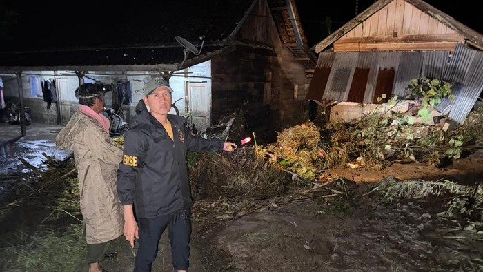Polisi meninjau banjir bandang dan longsor yang menerjang wilayah di OKU Selatan