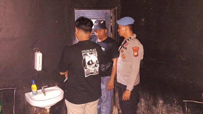 Polisi saat razia di THM. (Foto: Dok Polres Bengkalis)
