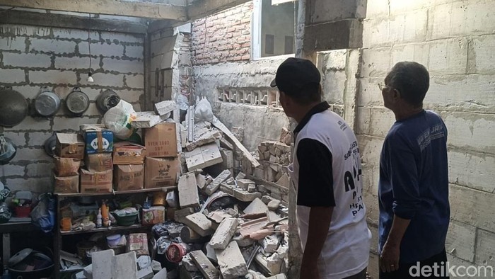 Potret rumah rusak parah terkena ledakan petasan balon udara liar di Pekalongan, Minggu (29/3/2026).