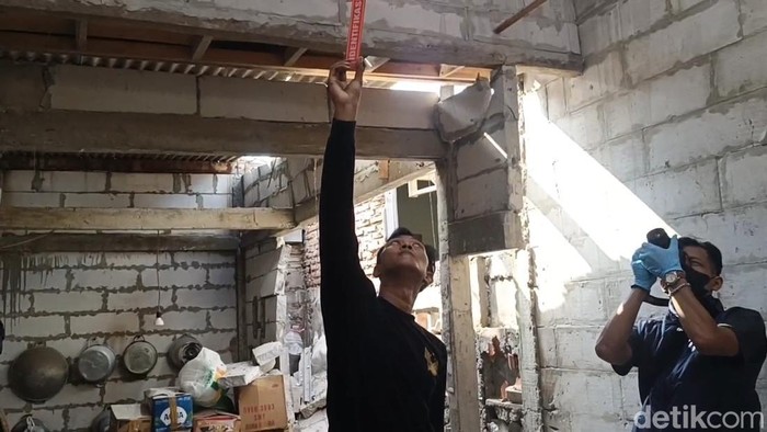 Potret rumah rusak parah terkena ledakan petasan balon udara liar di Pekalongan, Minggu (29/3/2026).
