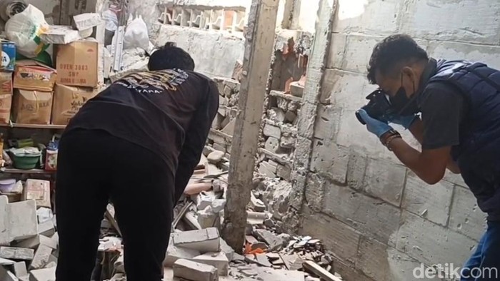 Potret rumah rusak parah terkena ledakan petasan balon udara liar di Pekalongan, Minggu (29/3/2026)