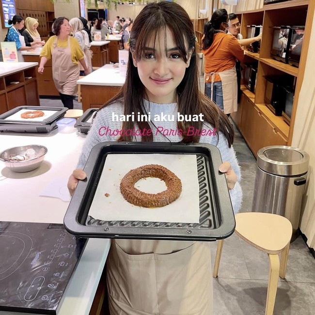 Cantiknya Prinsa Mendagie saat Jajan Matcha Latte hingga Tiramisu