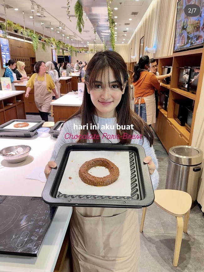 Cantiknya Prinsa Mendagie saat Jajan Matcha Latte hingga Tiramisu