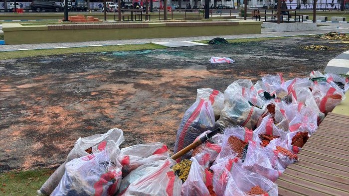 Proses pengerikan material yang rusak pada arena permainan berbahan rubber flooring