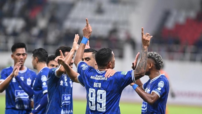 Para pemain PSIS Semarang berselebrasi usai mencetak gol ke gawang Persipal Palu di Stadion Jatidiri, Semarang, Minggu (29/3/2026).