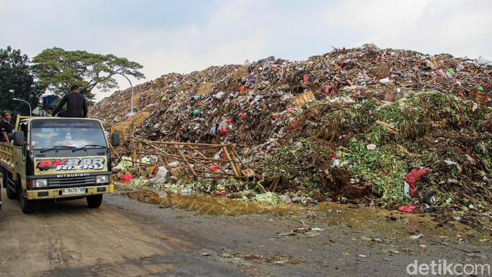 Tumpukan sampah setinggi sekitar enam meter terlihat menggunung di area tempat penampungan sementara (TPS) Pasar Induk Kramat Jati, Minggu (29/3/2026). Volume sampah yang menumpuk bahkan mencapai sekitar 6.970 ton atau setara ratusan truk besar.