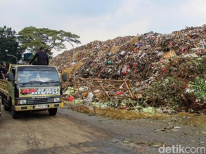 Tumpukan Sampah di Pasar Kramat Jati Ditargetkan Rampung Besok