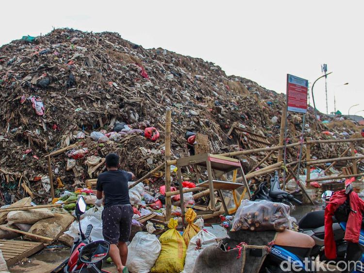 Sampah Setinggi 6 Meter Menggunung di Pasar Induk Kramat Jati, Bau Menyengat