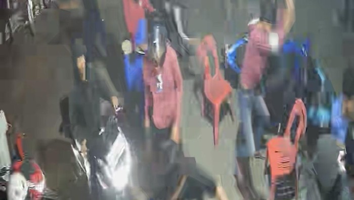 Sekelompok geng motor membawa sejumlah benda tajam dan benda tumpul melakukan aksi brutal di Deli Tua. (Foto: Dok Tangkapan Layar CCTV)