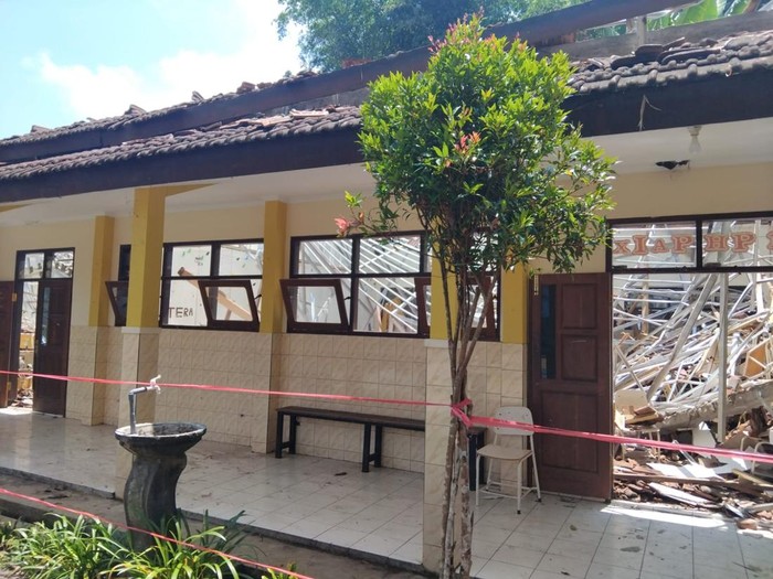 Atap gedung SMK Negeri 1 Ampelgading, Kabupaten Malang ambruk