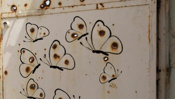 Luka bekas tembakan menjadi sekelompok kupu-kupu. Foto: Bored Panda