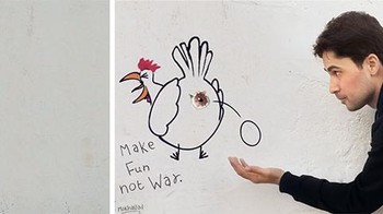 Lubang yang ada di tembok disulap menjadi gambar ayam. Pesannya jelas, jangan mendatangkan perang. Foto: Bored Panda