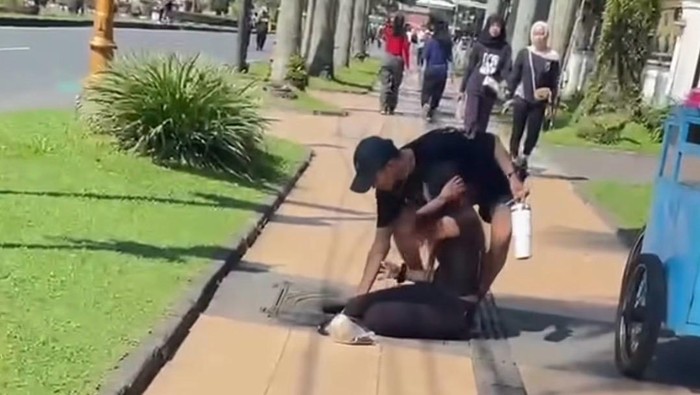 Seorang perempuan terperosok Lubang Drainase di Jalan Ijen Kota Malang
