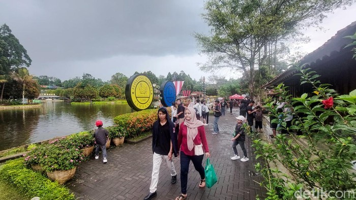 Suasana destinasi wisata Floating Market Lembang di akhir libur panjang Idulfitri
