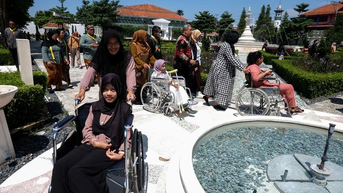 Kanjeng Gusti Pangeran Adipati Arya (KGPAA) Mangkunegara X (tengah) menyapa anak-anak Sekolah Luar Biasa (SLB) dan yayasan disabilitas se-Solo saat mengikuti yang tur wisata pada program Sumunar Mangkunegaran di Pura Mangkunegaran Solo, Jawa Tengah, Minggu (29/3/2026). Acara tersebut juga sebagai syukuran HUT ke-29 KGPAA Mangkunegara X bersama anak-anak berkebutuhan khusus. ANTARAFOTO/Maulana Surya