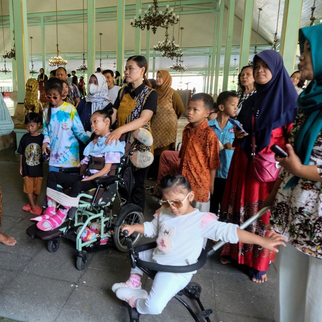 Suasana Hangat di Pura Mangkunegaran, Anak SLB Ikut Tur Wisata