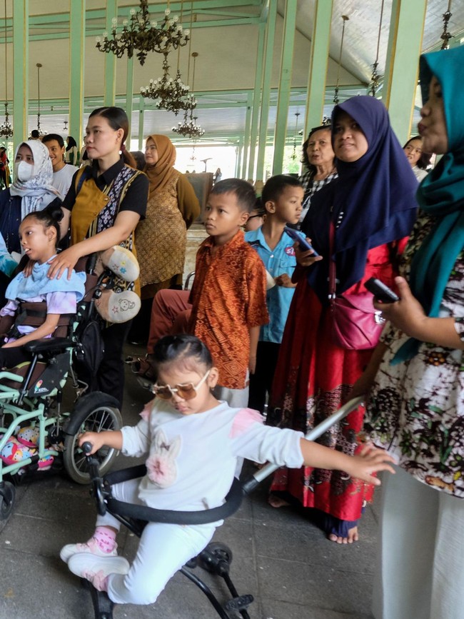Suasana Hangat di Pura Mangkunegaran, Anak SLB Ikut Tur Wisata