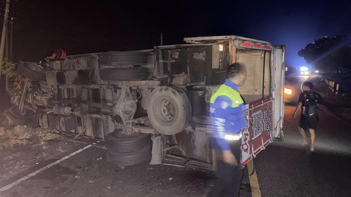 Tabrakan mobil BR-V vs truk ekspedisi di Pinrang.