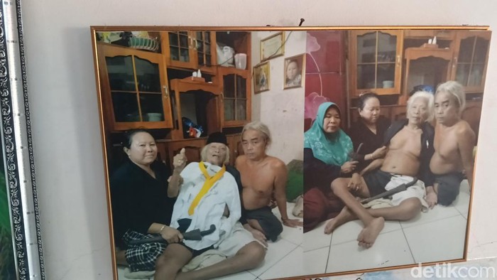 Takmad (tengah) tokoh spiritual Suku Dayak Hindu-Buddha Bumi Segandu.