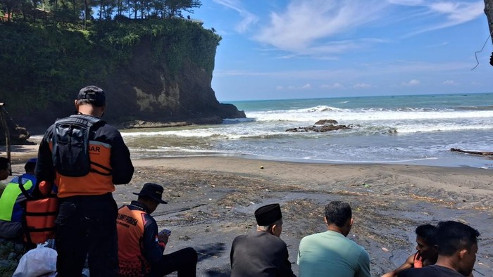 Tim SAR melakukan pencarian wisatawan yang hilang terseret ombak Pantai Watu Bale, Desa Pasir, Kecamatan Ayah, Kebumen pada Minggu (29/3/2026).