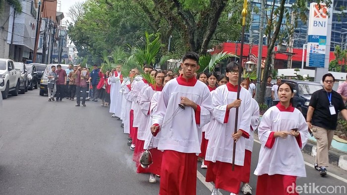 Umat Katolik Katedral Medan melaksanakan perarakan Minggu Palma. (Foto: Juita Sinuhaji/detikSumut)