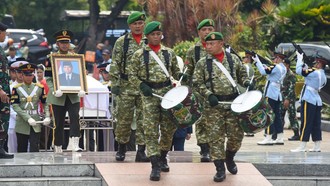 Upacara Militer Iringi Pemakaman Juwono Sudarsono di TMP Kalibata