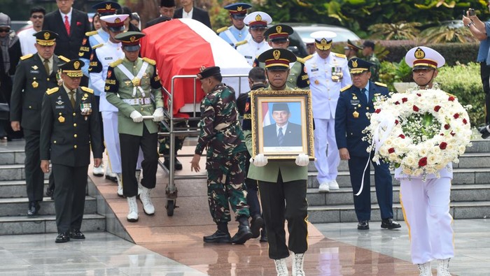 Personel TNI membawa jenazah mantan Menteri Pertahanan Juwono Sudarsono untuk dimakamkan di Taman Makam Pahlawan Nasional Utama (TMPNU) Kalibata, Jakarta, Minggu (29/3/2026). Mantan Menteri Pertahanan Kabinet Indonesia Bersatu di era pemerintahan Susilo Bambang Yudhoyono tersebut wafat di usia 84 tahun setelah menjalani perawatan di RS Pondok Indah, Jakarta. ANTARA FOTO/Indrianto Eko Suwarso