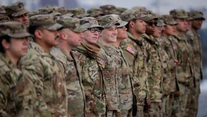 WASHINGTON, DC - FEBRUARY 06: U.S. Army National Guard troops prepare for their re-enlistment ceremony at the Washington Monument on February 06, 2026 in Washington, DC. Braving sub-freezing temperatures, Secretary of War Pete Hegseth led the re-enli
