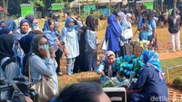 Ini suasana di makam Vidi Aldiano bertepatan dengan ulang tahunnya ke-36. Foto: Febri/detikhot