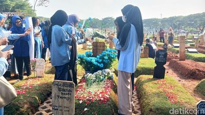 Makam Vidi Aldiano Tak Pernah Sepi Bikin Keluarga Terharu
