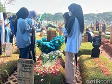 Makam Vidi Aldiano Tak Pernah Sepi Bikin Keluarga Terharu