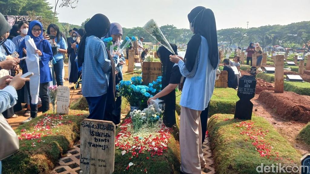 Penggemar dan Orang Tua Ziarah ke Makam di Momen Ultah Vidi Aldiano Ke-36
