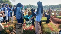 Penggemar dan Orang Tua Ziarah ke Makam di Momen Ultah Vidi Aldiano Ke-36