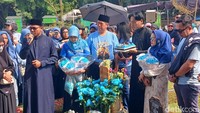 Harry Kiss di Makam: Vidi, Hari Ini Kamu Ulang Tahun dan Banyak yang Datang